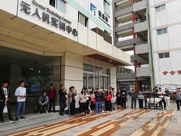 3、参观无人机实训中心.jpg