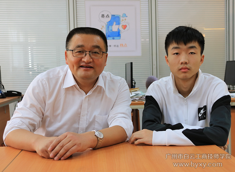 2、杨宝林同学和父亲杨金春先生.png