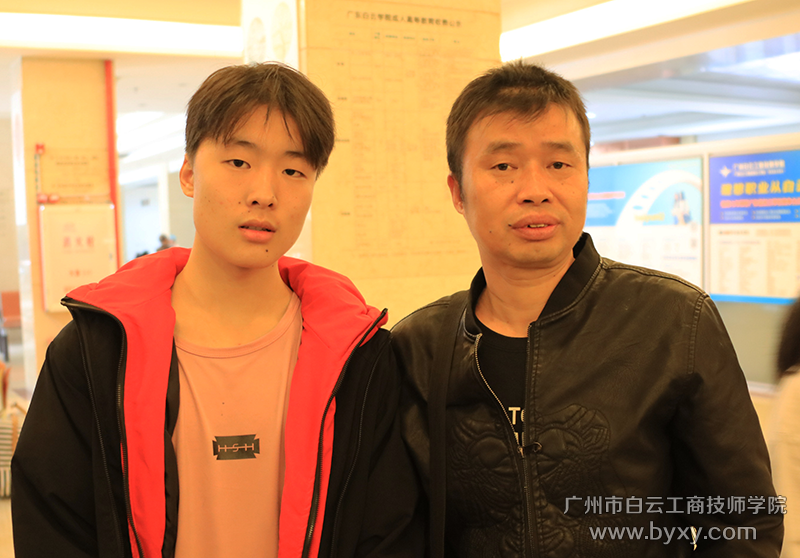 3、颜佳骏同学和他的父亲颜桃先生.png