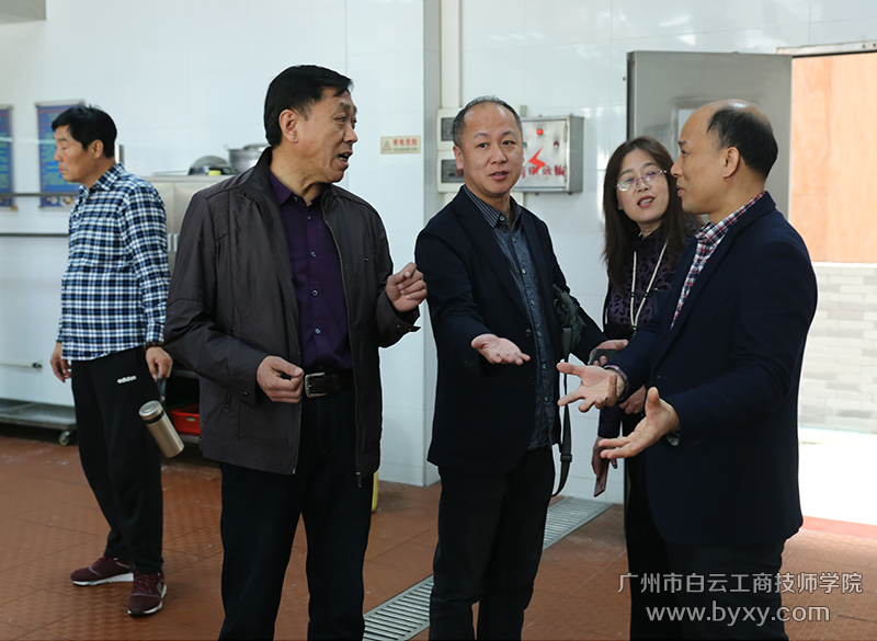 2、参观中式烹饪实训中心.png