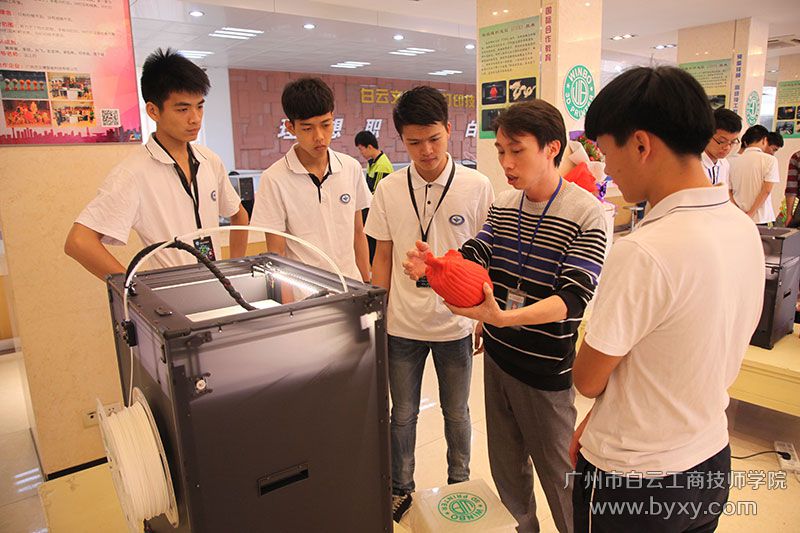 3、老师指导学生打印3D作品.jpg