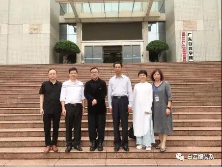 2、与董事长谢可滔（右三）合影留念.jpg