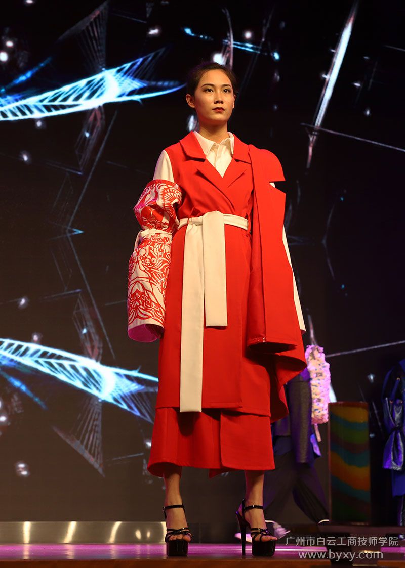 4学生设计制作的服装作品.JPG