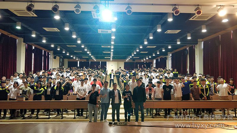3、三位校友与学弟学妹们合影.jpg