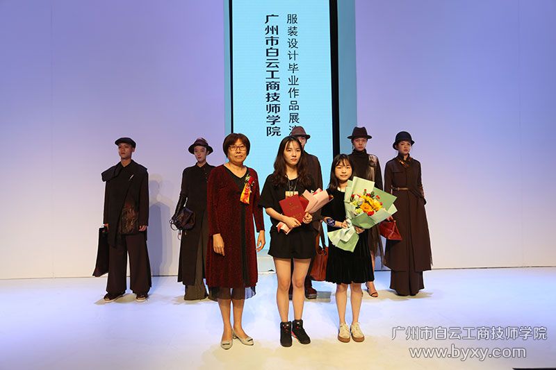 杨春英院长助理为一等奖设计师颁奖.jpg