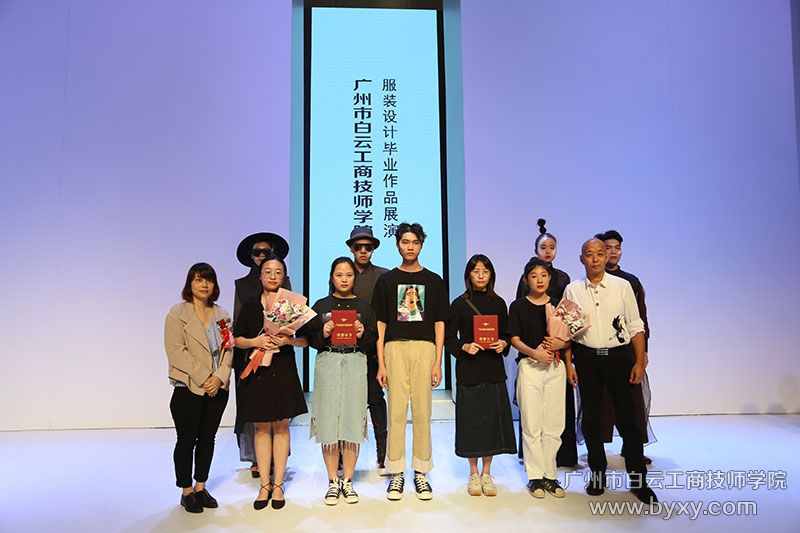评委们为二等奖设计师颁奖.jpg