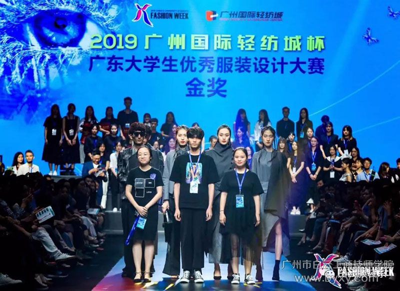 三位获得金奖的学子上台领奖.jpg