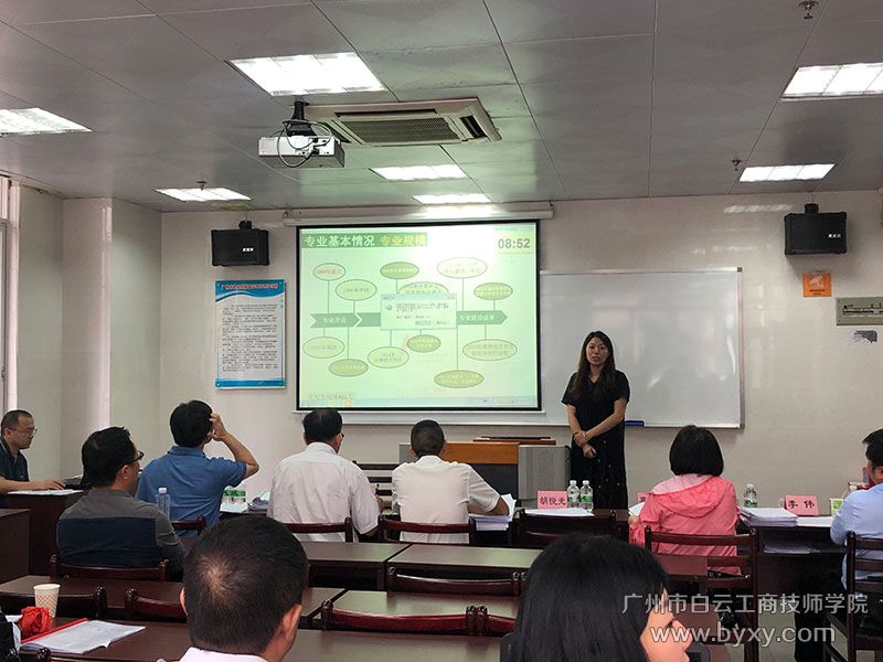 05-服装设计与工程专业负责人潘晓梅老师在市进行汇报答辩.jpg