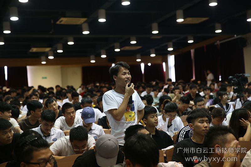 学生积极与厨师长互动提问.jpg