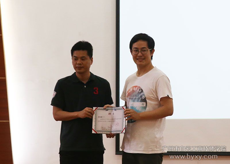 马庆文主任为邵钧霆厨师长颁发产业导师聘书.jpg