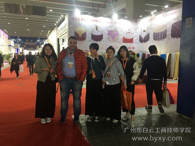 国贸学生与国外采购商交流学习.jpg