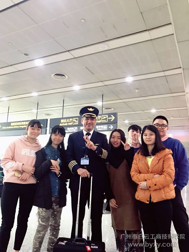 商务英语学生在机场学习与外国航空工作人员交流.jpg