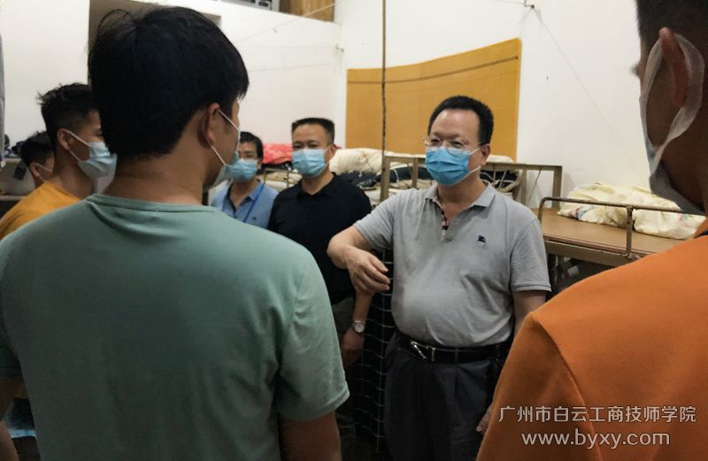 李孟强院长亲自带队走访学生宿舍