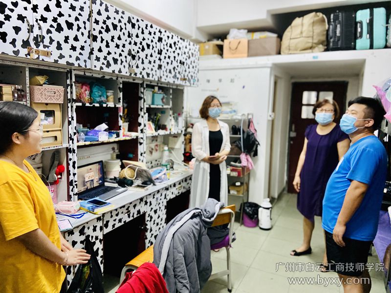 班主任走访学生宿舍