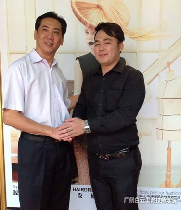 王江华(图右一)与“白云”谢可滔董事长合影